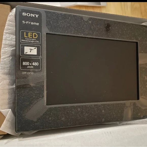 NEW SONY DIGITAL PHOTO FRAME - Picture 2 of 4